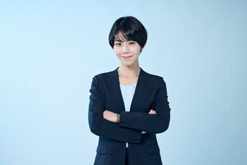 ショートヘアの女性会社員