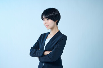 ショートヘアの女性会社員