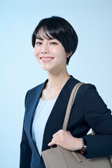 ショートヘアの女性会社員