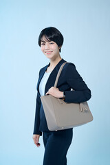 ショートヘアの女性会社員