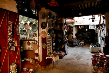 Fez, vicoli ed attività del Souk all'interno dell'antica Medina. Marocco