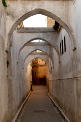 Fototapeta na wymiar Fez, vicoli ed attività del Souk all'interno dell'antica Medina. Marocco