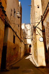 Fez, vicoli ed attività del Souk all'interno dell'antica Medina. Marocco