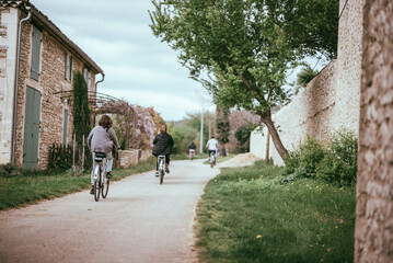 Faire du vélo sur les chemins de campagne