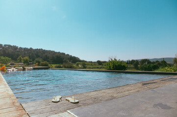 Vacances au bord de la piscine en Provence