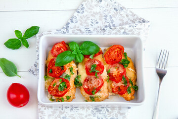 Filety z kurczaka zapiekane z mozzarellą i pomidorami i bazylią © Monika