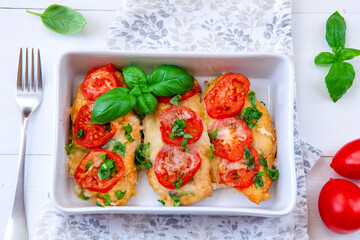 Filety z kurczaka zapiekane z mozzarellą i pomidorami i bazylią © Monika