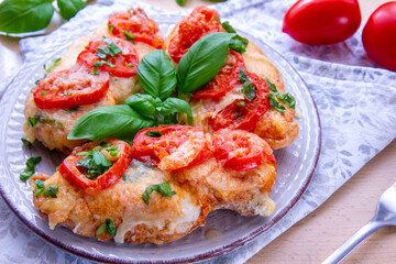 Filety z kurczaka zapiekane z mozzarellą i pomidorami i bazylią © Monika