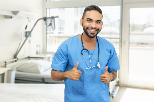 Motivierter t&uuml;rkischer Krankenpfleger im Krankenhaus