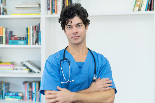Portrait eines Krankenpflegers im B&uuml;ro