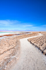 Laguna Tebenquiche, um lago de sal com cores vibrantes azul, verde e amarela ao lado do vulcão Licancabur.  