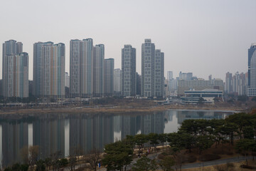 Obraz premium luxury apartment residential next to lake park at foggy day