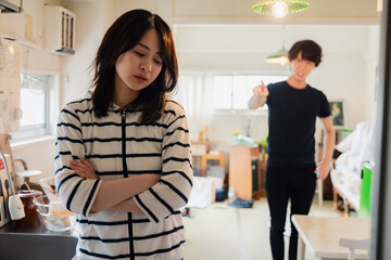 家で喧嘩をする若い夫婦