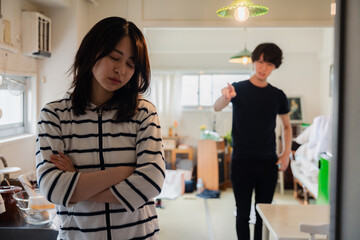 家で喧嘩をする若い夫婦