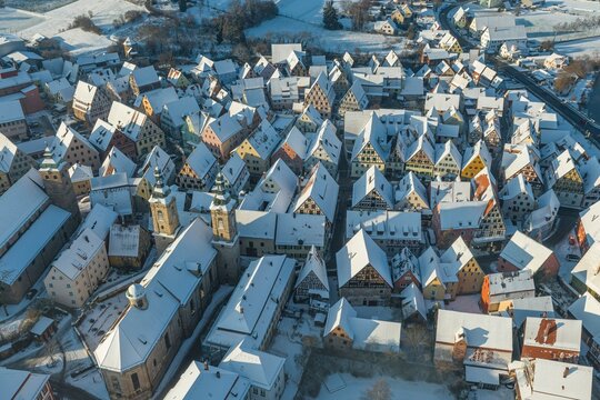 Das winterlich verschneite Spalt im mittelfr&auml;nkischen Landkreis Roth im Luftbild
