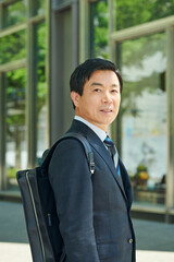 ビジネス街を歩く50代会社員