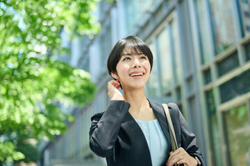 Fototapeta premium ビジネス街を歩く30代女性会社員