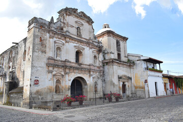 Iglesia y Convento de San Agustín construido hace cientos de años. Antigua Guatemala. - obrazy, fototapety, plakaty