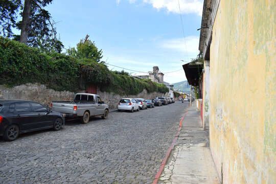 Avenida de piedra en Antigua Guatemala.