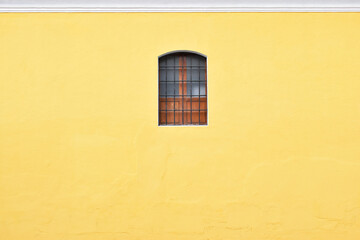 Ventana en una pared amarilla, concepto minimalista. - obrazy, fototapety, plakaty