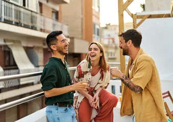 Foto op Plexiglas woman man rooftop friend youth young party friendship talking fun happy outdoor group drink lifestyle summer together terrace leisure © Lumos sp
