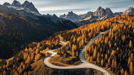 Crédence de cuisine en plexiglas Dolomites Top aerial view of famous Snake road near Passo Giau in Dolomite Alps. Winding mountains road in lush forest with orange larch trees and green spruce in autumn time. Dolomites, Italy