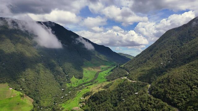 Video aéreo en el que se observa el sitio conocido como Boquerón, ubicado en el occidente de la ciudad de Medellín, sobre la antigua carretera al mar.