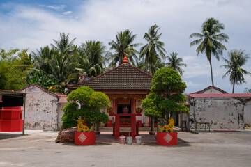 Obraz premium Traditional old Chinese Taoist Temple in front of a coconut plantation in a suburb town Nibong Tebal, Penang, Malaysia. 