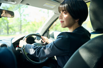 車を運転する30代女性会社員