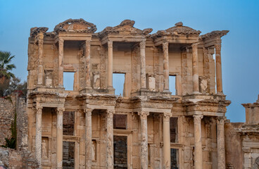 Obraz premium The iconic Library of Celsus among the ruins of the ancient Greek and Roman City of Ephesus, Turkey (Türkiye)