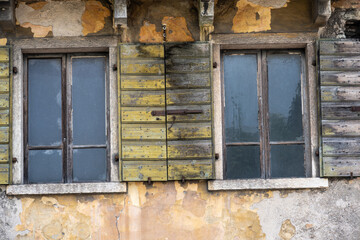 verfallende Fassade mit Fenstern und Fensterladen