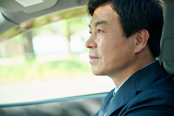 車を運転する50代会社員