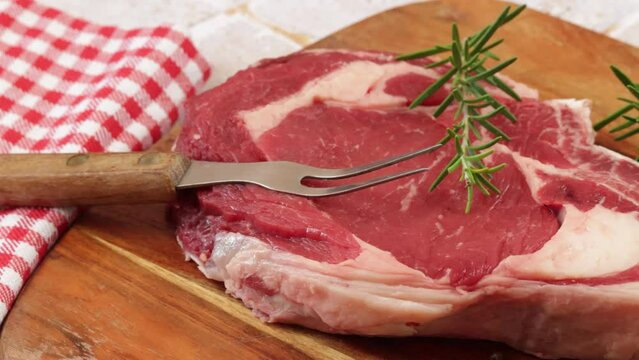 c&ocirc;te de boeuf, en gros plan, sur une planche &agrave; d&eacute;couper
