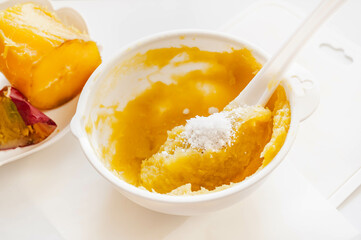 裏ごししたサツマイモと砂糖