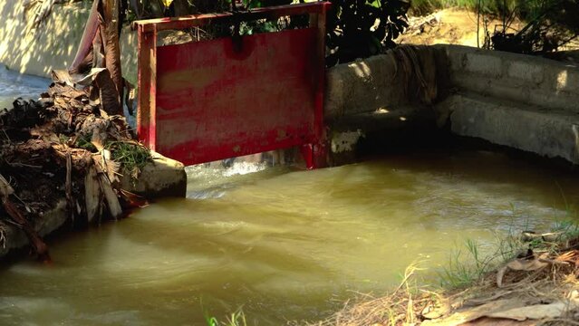 Compuerta de acequia en campo de cultivo