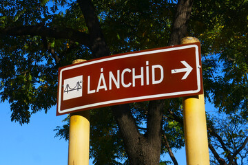 Hinweisschild Kettenbrücke Lánchíd in Budapest