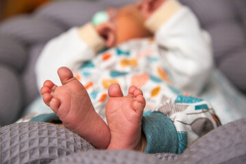 Füsschen von Neugeborenem Junge im Bett