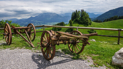 Zahmer Kaiser, im Vordergrund alter Einspänner 