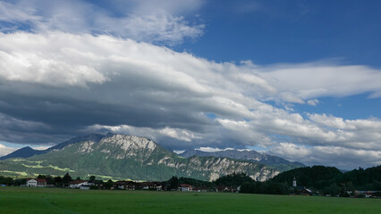 Dunkle Wolken über den Gipfeln des Kaisergebirges