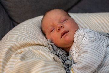 Neugeborener Junge schläft und ruht sich aus