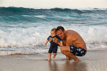 Papa mit Babysohn am Mittelmeer