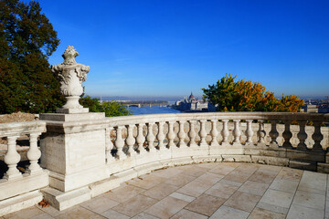Fototapeta na wymiar Parlamentsgebäude mit Savoyer Terrasse am Königspalast in Budapest 