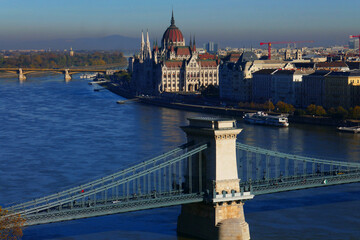 Fototapeta na wymiar Parlamentsgebäude von Budapest an der Donau