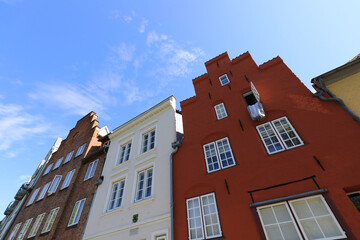 Historisches Gebäude unter klarem blauen Himmel