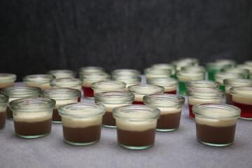 Schokopudding  im Glas mit heller Sauce, schokoladenpudding