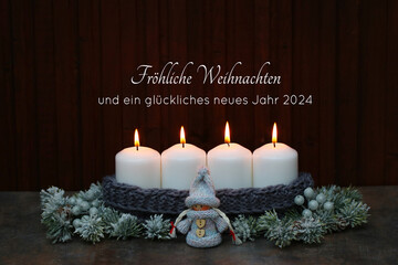 Weihnachtskarte: Weiße Kerzen, Weihnachttsschmuck und Tannenzweige ,mit dem Text Frohe Weihnachten...