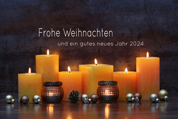 Weihnachtskarte: Romantische Weihnachtsdekoration mit Kerzen und Weihnachtskugeln.   Frohe...