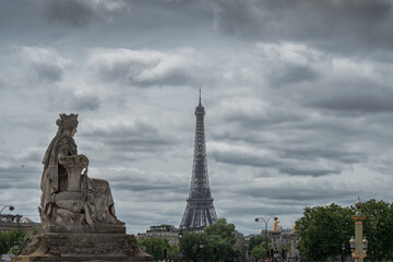Estatua de Lyon mirando la Torre Eiffel de fondo, Paris, Francia
