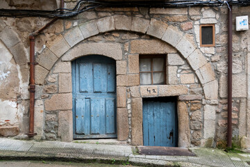 Fototapeta na wymiar Puertas y ventanas de arquitectura tradicional de los Arribes del Duero en Fermoselle, Zamora, Castilla y León