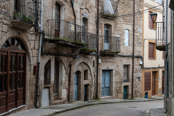 Calle de Fermoselle, pueblo de los Arribes del Duero en la provincia de Zamora, famoso por sus...